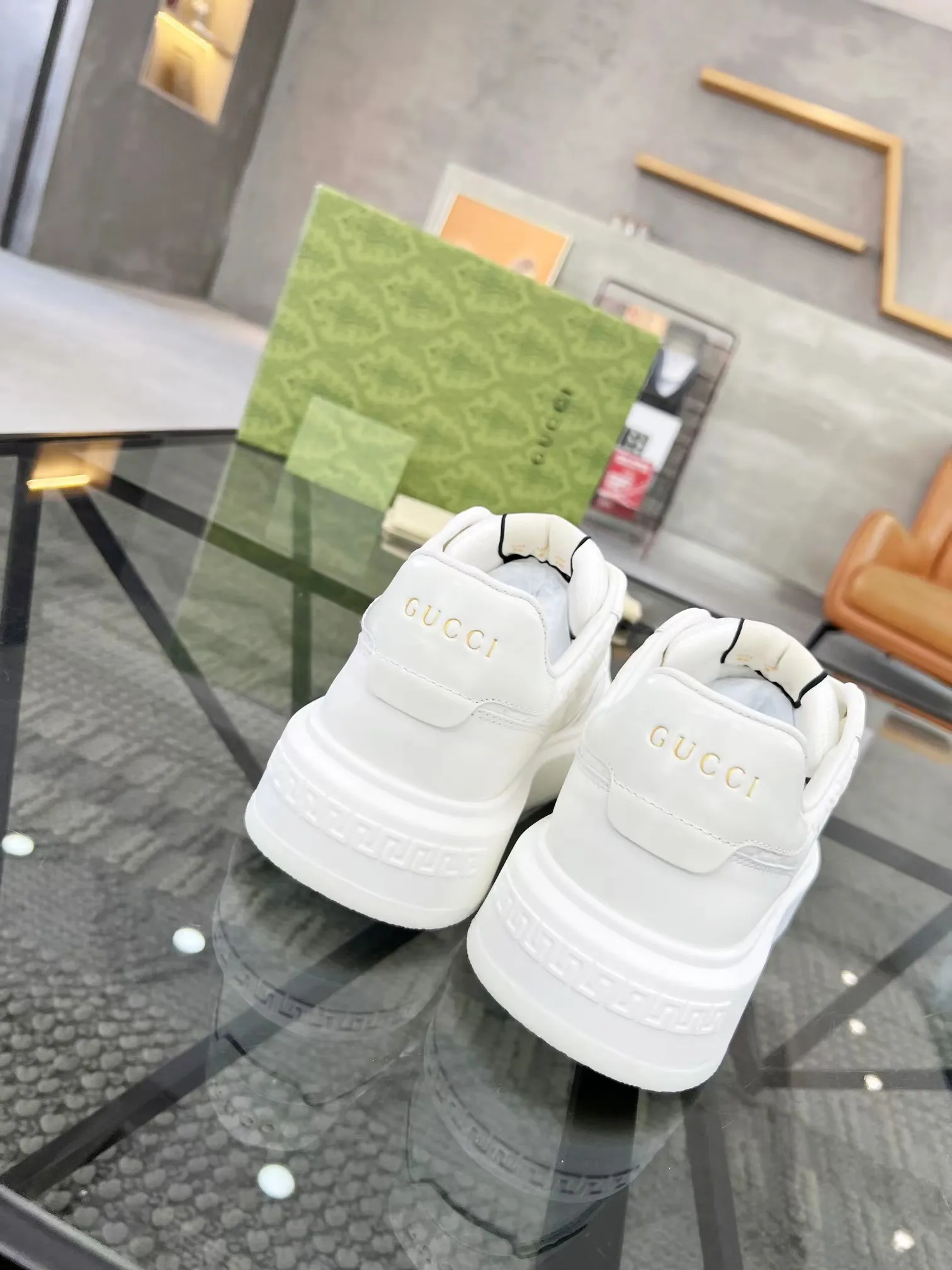 P440 new men's shoes GUCCI [Lightning] latest shoes are shipped. Original quality, fashionable, made of special materials, sheepskin lining, brand new packaging. The foot feels super comfortable and the workmanship is impeccable. Size: Male 38-45.